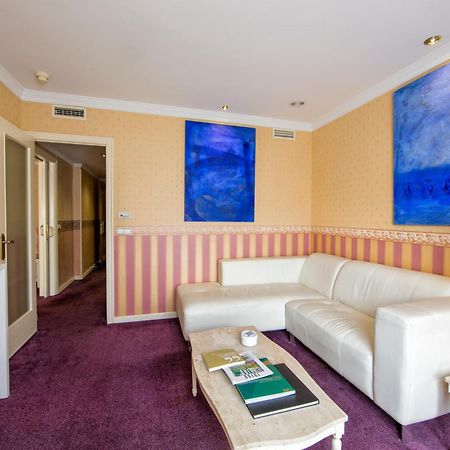 Eurostars Araguaney Hotel Santiago de Compostela Ruang foto A suite at the hotel