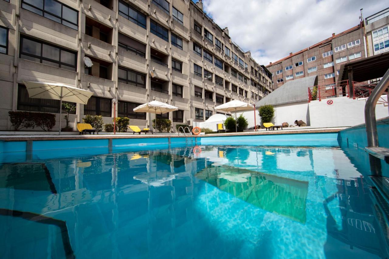 Eurostars Araguaney Hotel Santiago de Compostela Bagian luar foto The swimming pool at the hotel