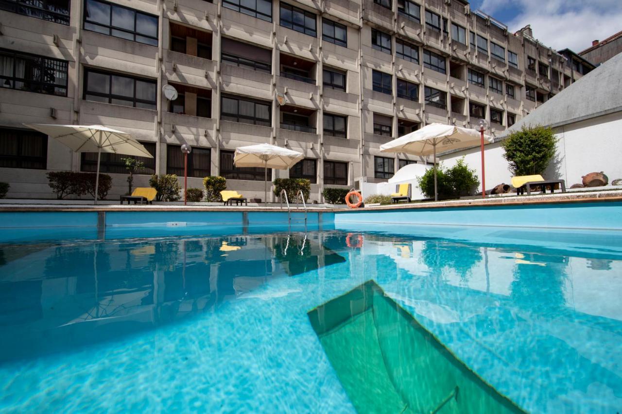Eurostars Araguaney Hotel Santiago de Compostela Bagian luar foto The swimming pool at the hotel