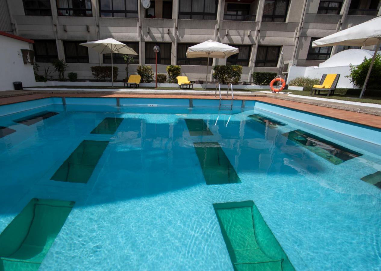 Eurostars Araguaney Hotel Santiago de Compostela Bagian luar foto Swimming pool
