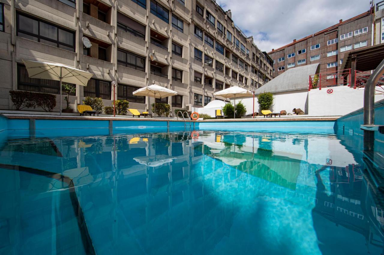 Eurostars Araguaney Hotel Santiago de Compostela Bagian luar foto The swimming pool at the hotel