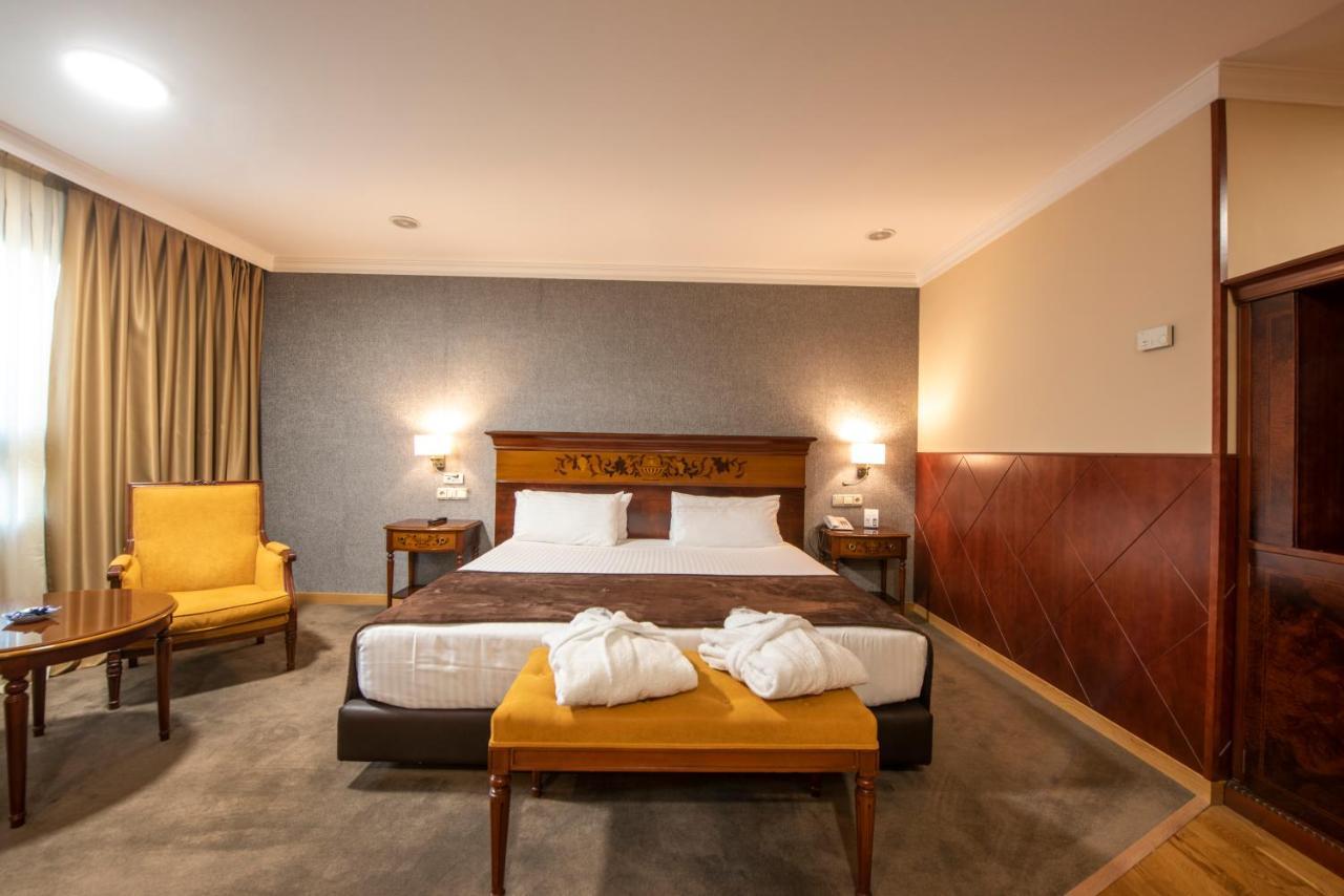 Eurostars Araguaney Hotel Santiago de Compostela Bagian luar foto A room at the hotel