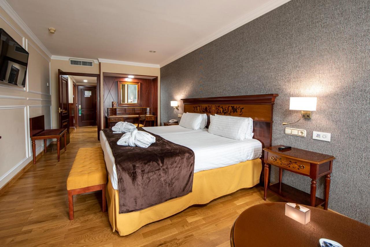 Eurostars Araguaney Hotel Santiago de Compostela Bagian luar foto A room at the Hotel San Cristóbal
