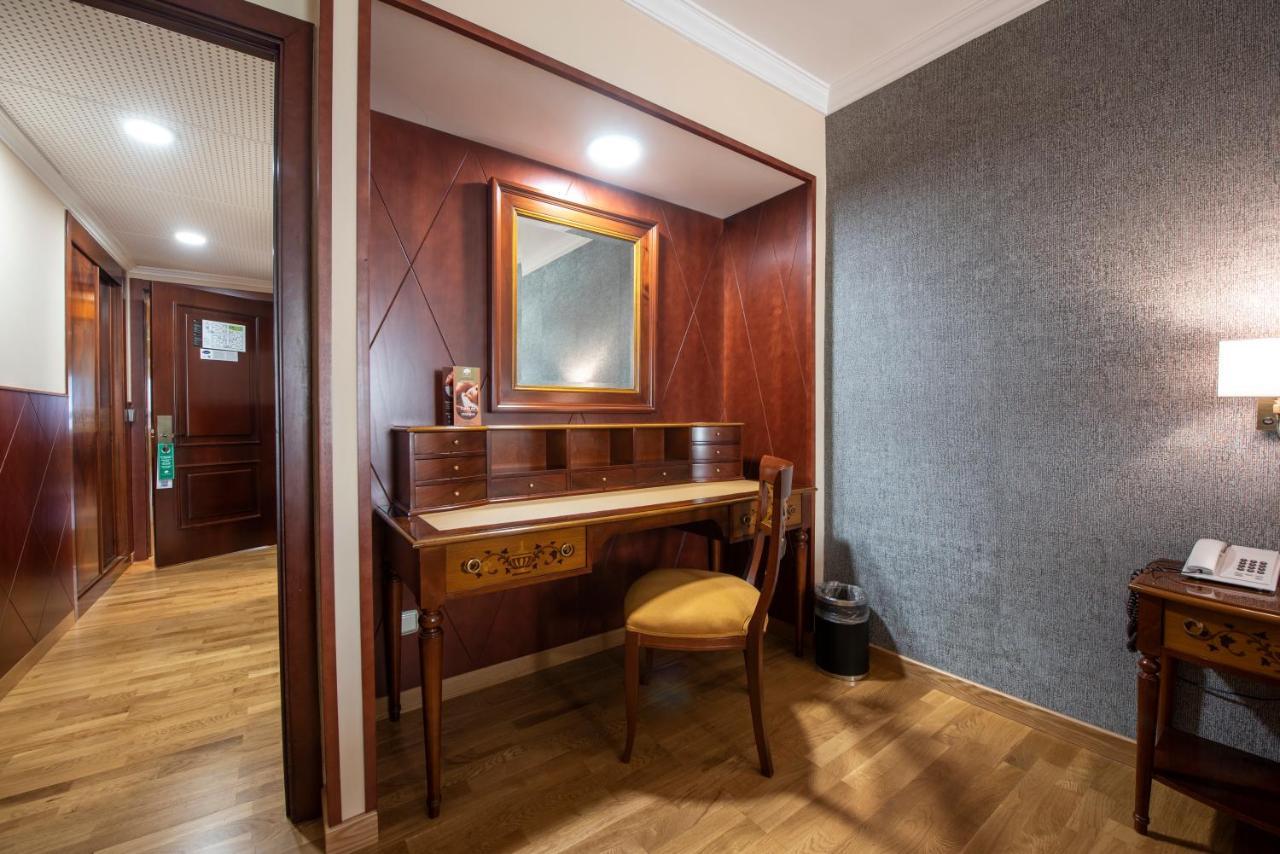 Eurostars Araguaney Hotel Santiago de Compostela Bagian luar foto A dressing table