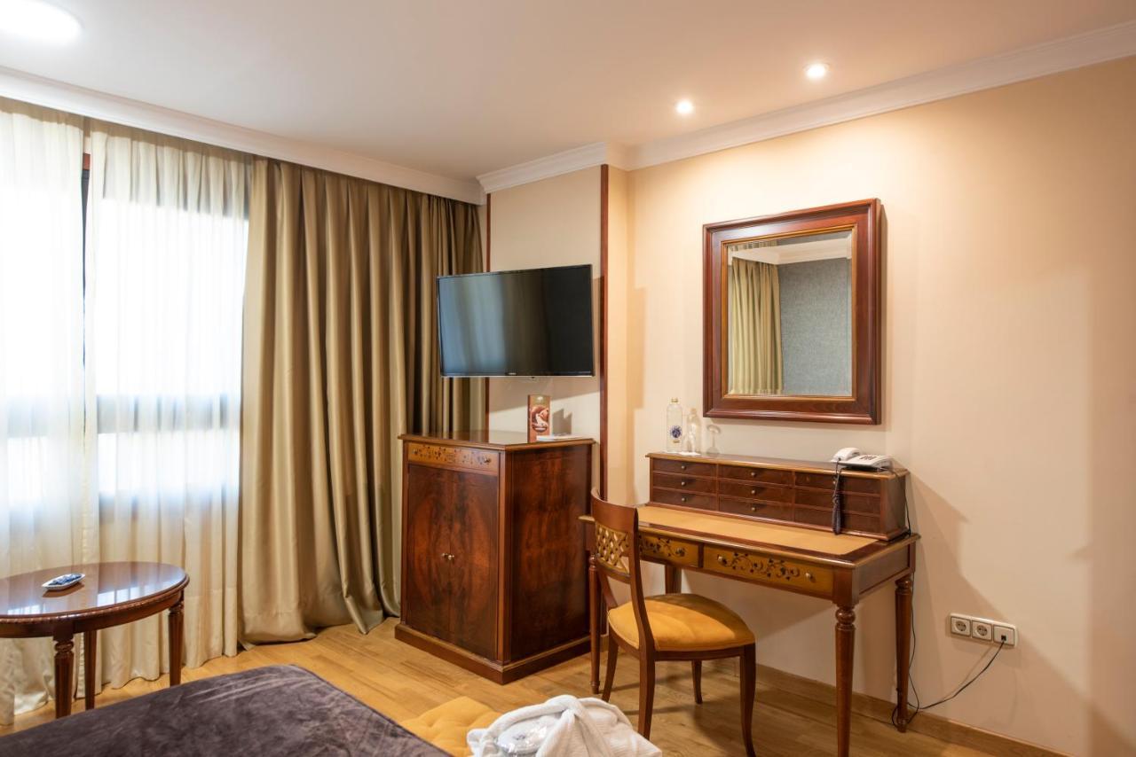 Eurostars Araguaney Hotel Santiago de Compostela Bagian luar foto A dressing table