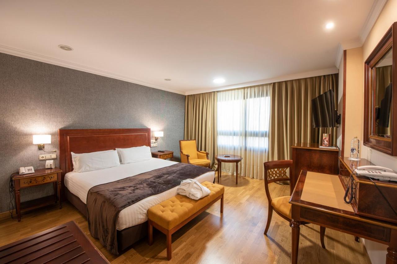 Eurostars Araguaney Hotel Santiago de Compostela Bagian luar foto A room at the hotel