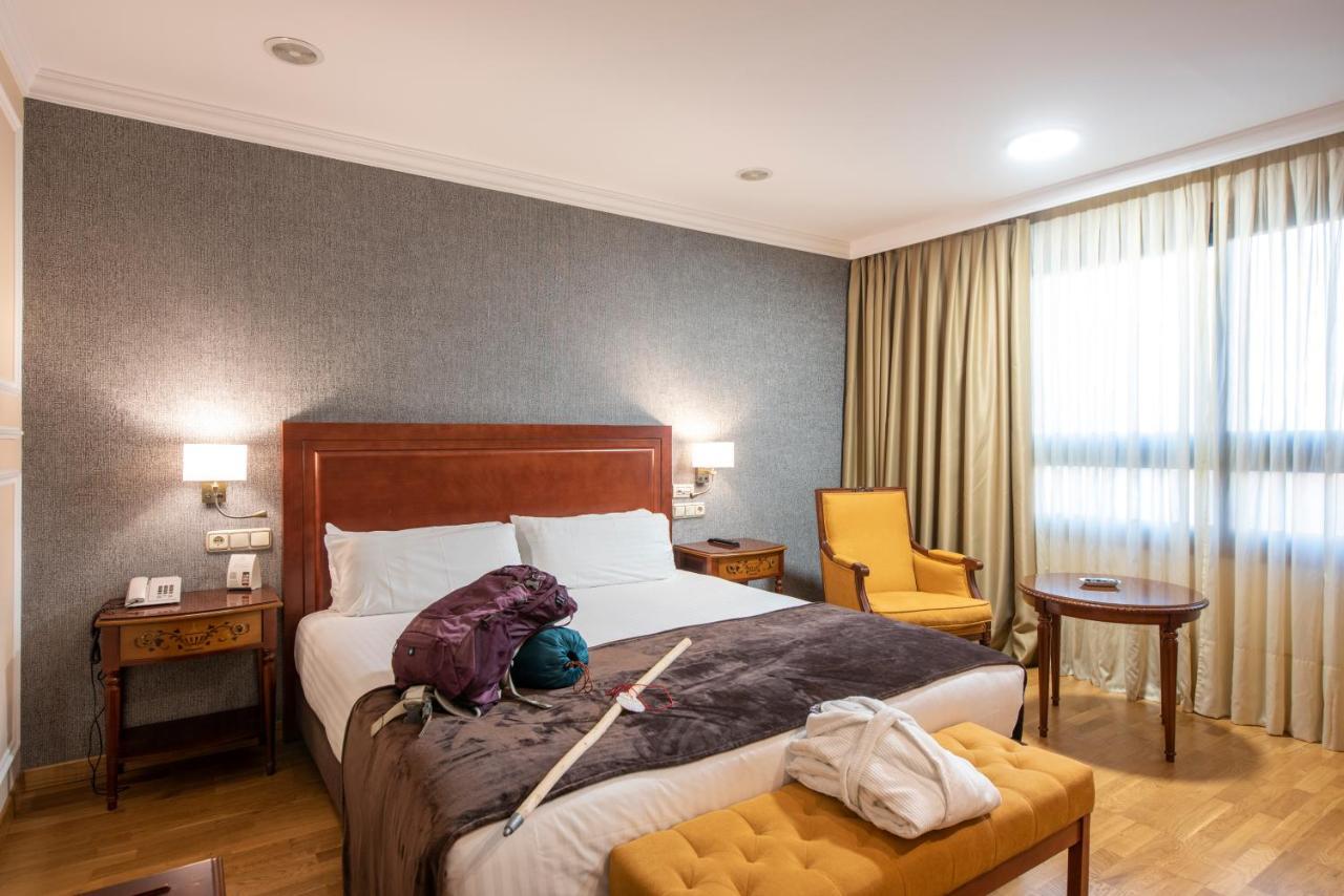 Eurostars Araguaney Hotel Santiago de Compostela Bagian luar foto A room at the hotel