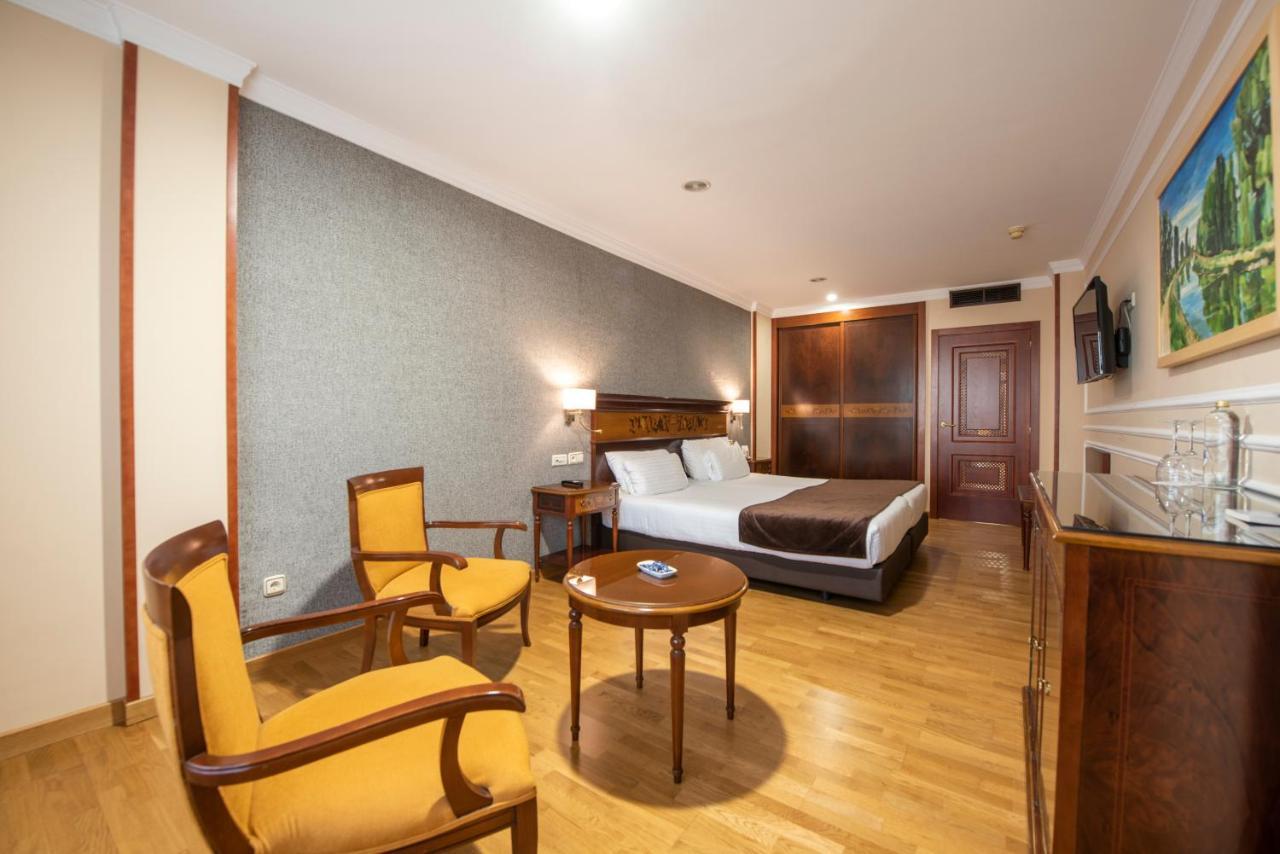 Eurostars Araguaney Hotel Santiago de Compostela Bagian luar foto A room at the hotel