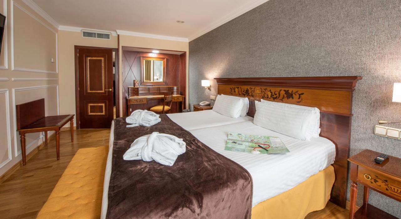 Eurostars Araguaney Hotel Santiago de Compostela Bagian luar foto A room at the hotel