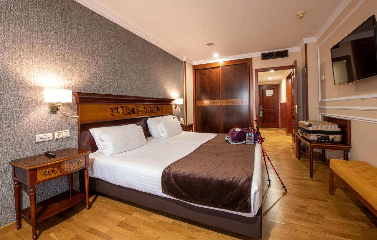Eurostars Araguaney Hotel Santiago de Compostela Bagian luar foto A room at Hotel Colón