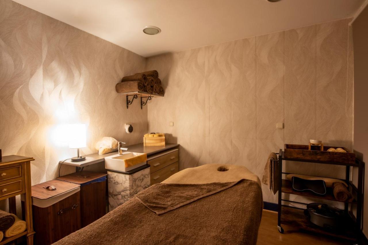 Eurostars Araguaney Hotel Santiago de Compostela Bagian luar foto A treatment room at a spa