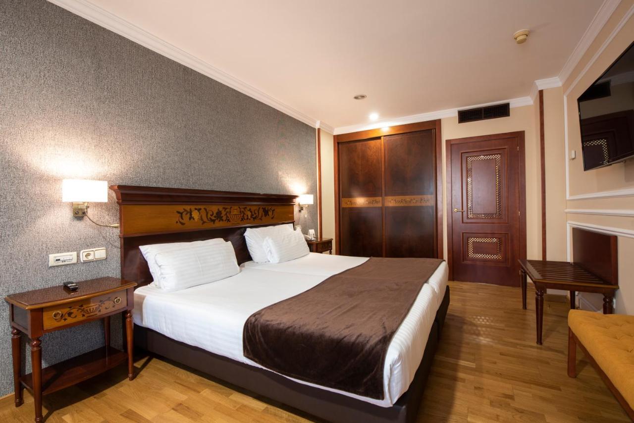 Eurostars Araguaney Hotel Santiago de Compostela Bagian luar foto A bedroom in a hotel