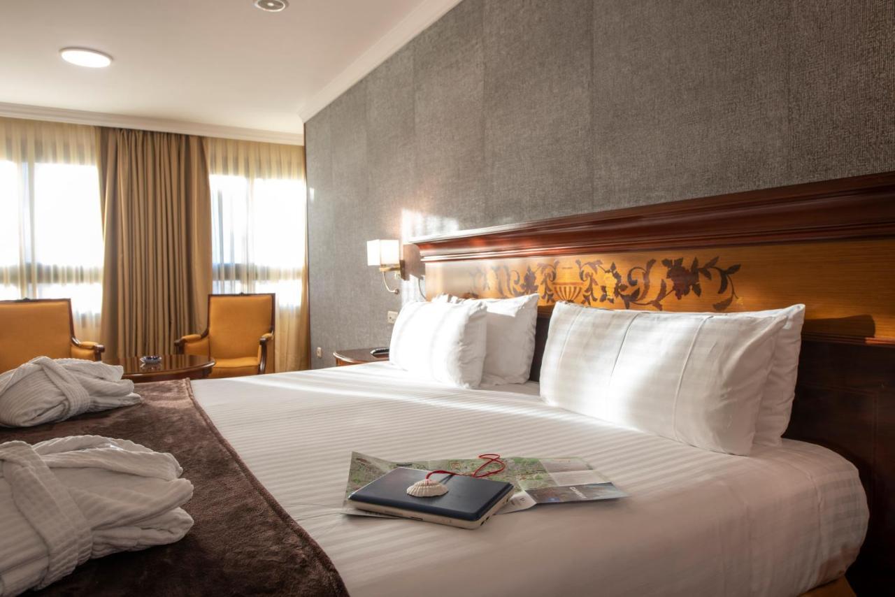 Eurostars Araguaney Hotel Santiago de Compostela Bagian luar foto A room at the hotel