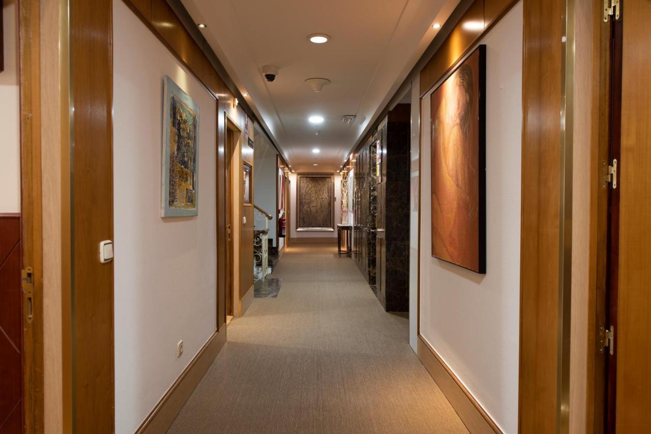 Eurostars Araguaney Hotel Santiago de Compostela Bagian luar foto A corridor in a hotel