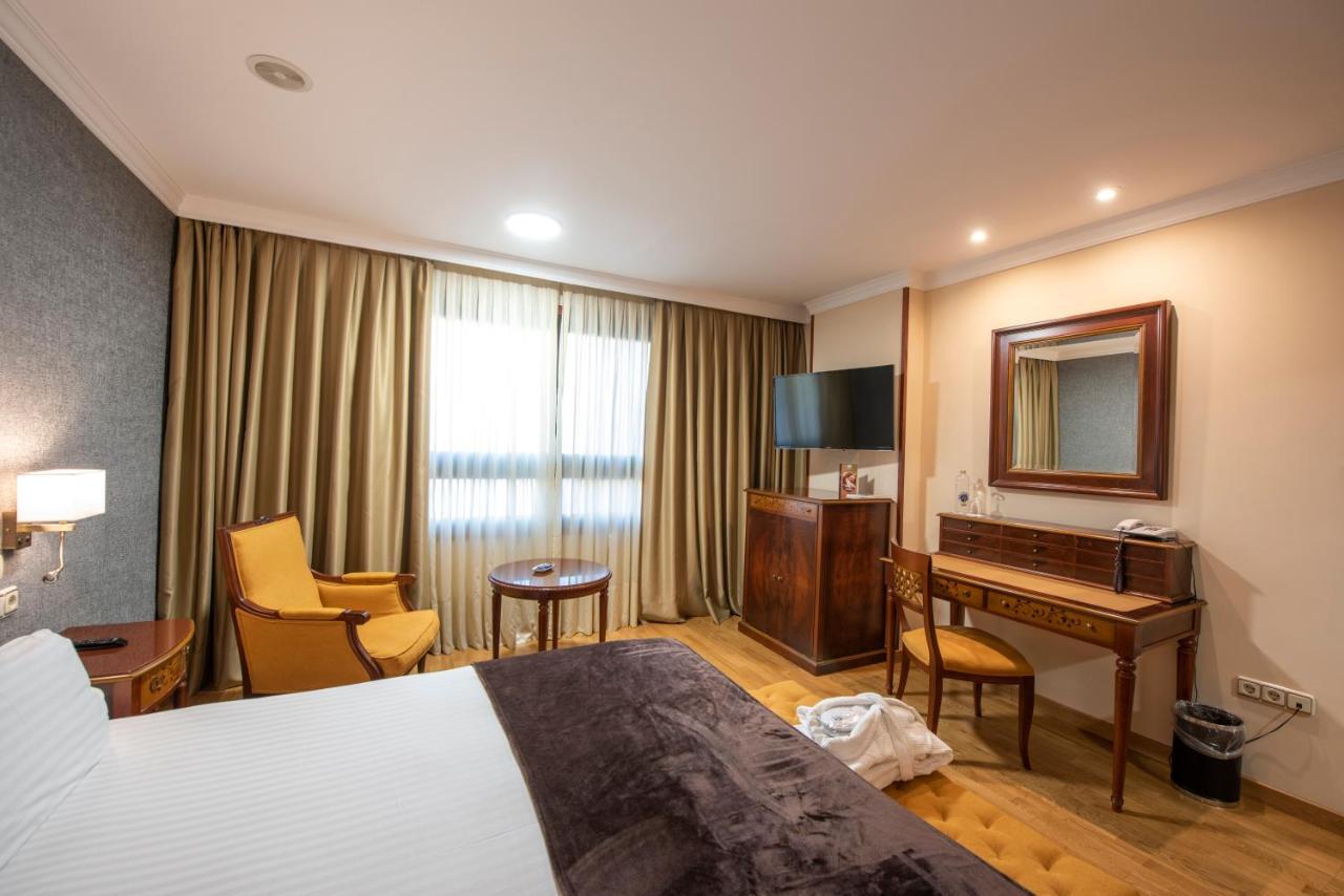 Eurostars Araguaney Hotel Santiago de Compostela Bagian luar foto A room at the hotel