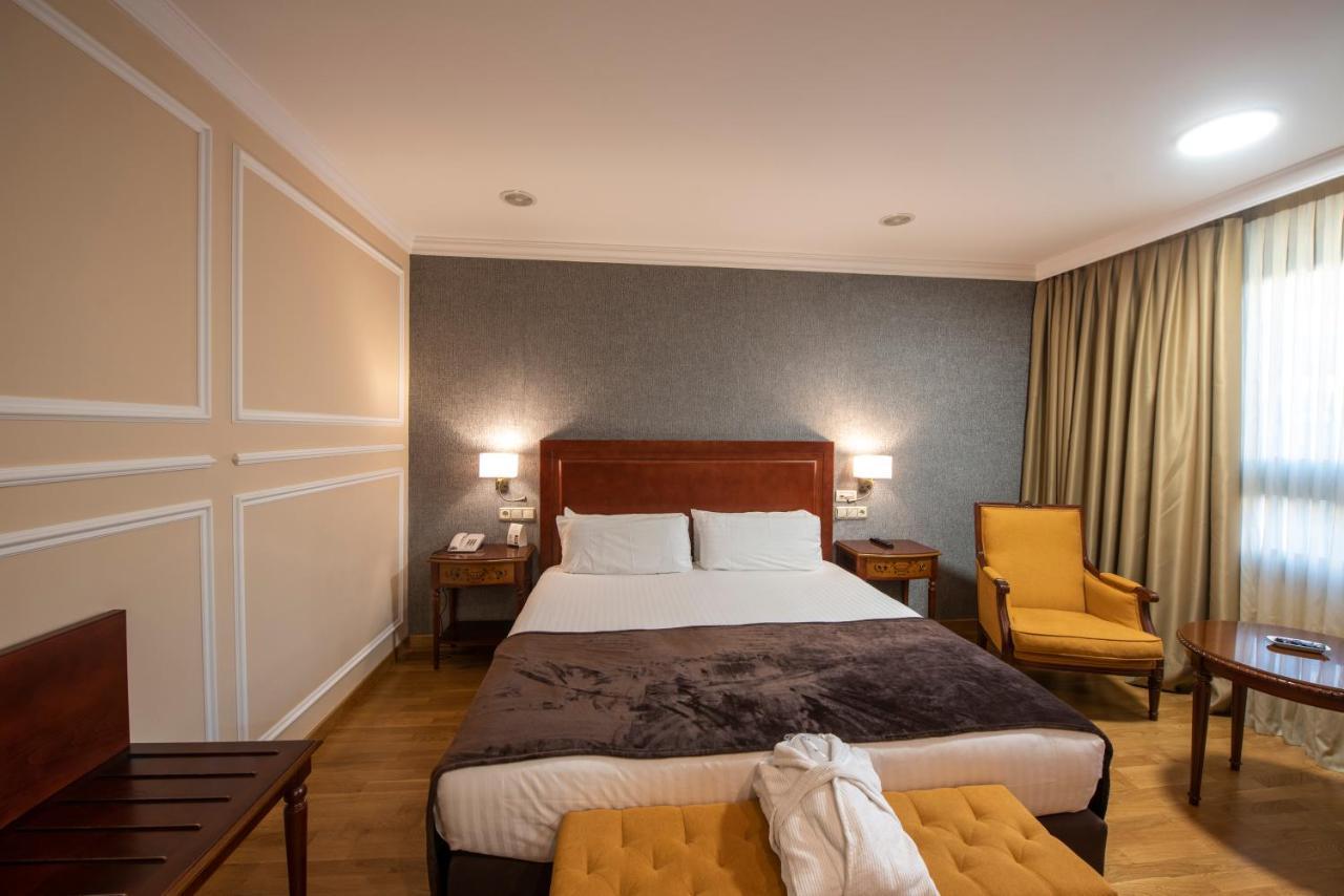 Eurostars Araguaney Hotel Santiago de Compostela Bagian luar foto A room at the hotel