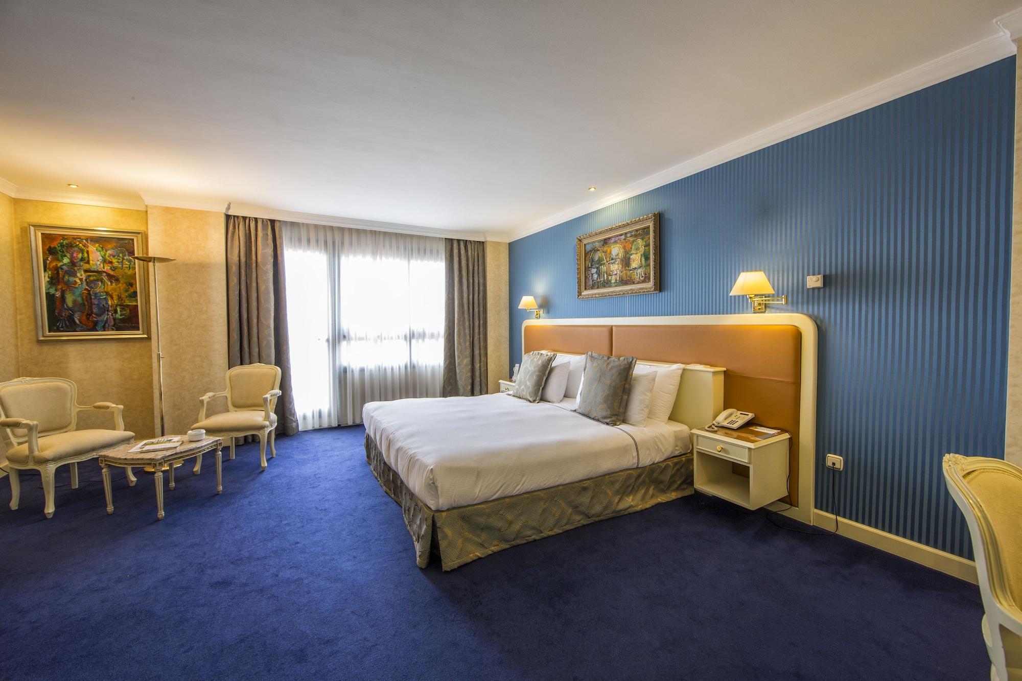 Eurostars Araguaney Hotel Santiago de Compostela Bagian luar foto A room at the hotel