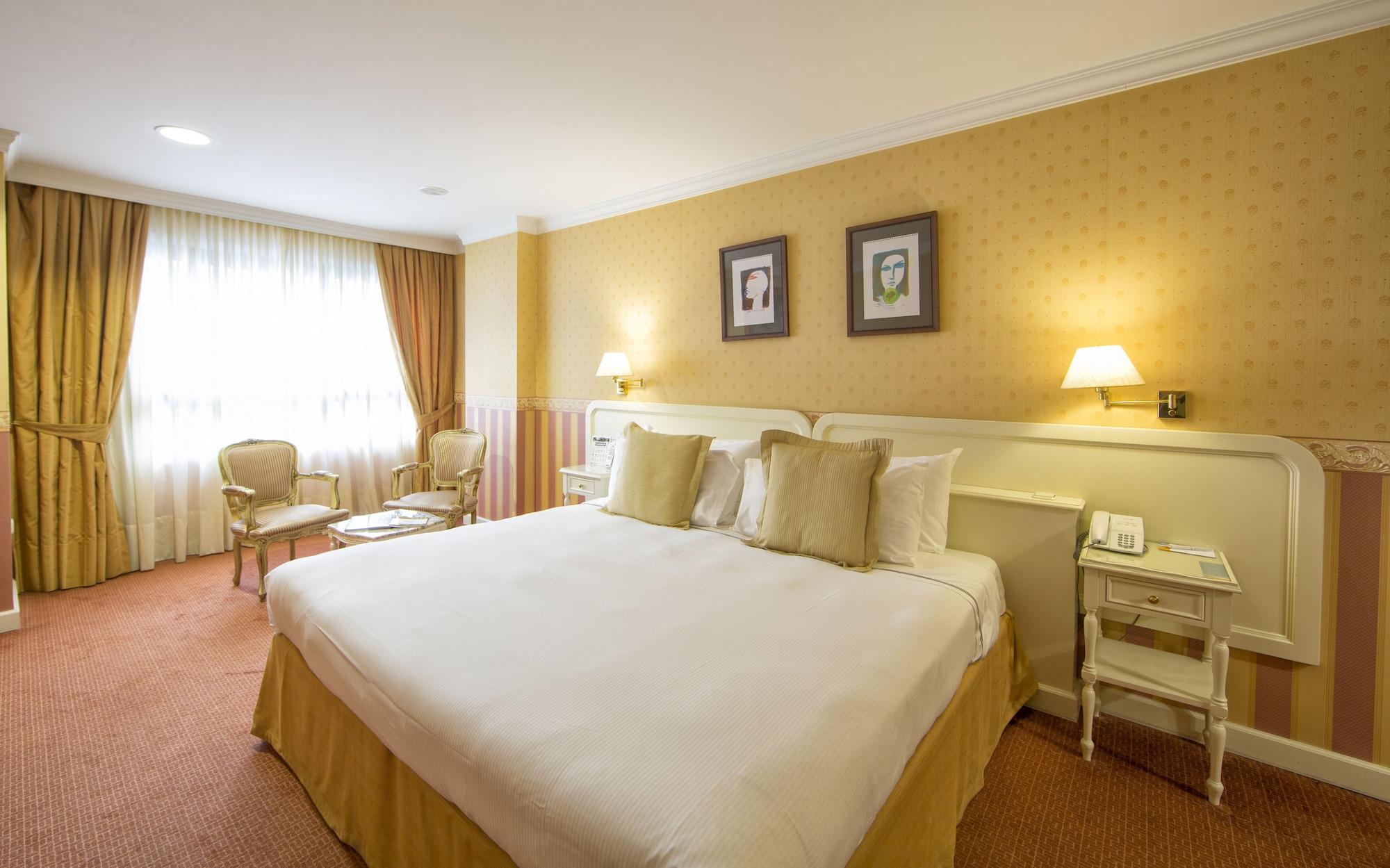 Eurostars Araguaney Hotel Santiago de Compostela Bagian luar foto A room at the hotel