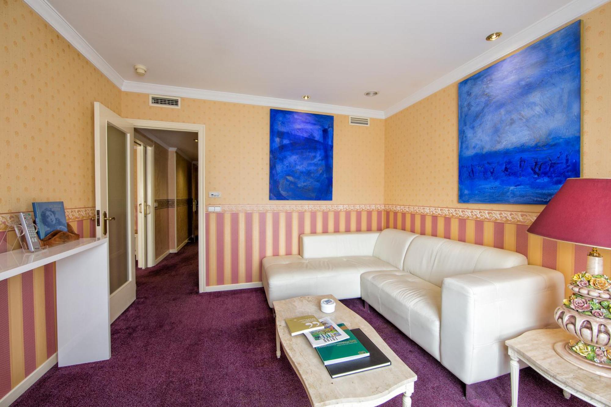 Eurostars Araguaney Hotel Santiago de Compostela Ruang foto A suite at the hotel