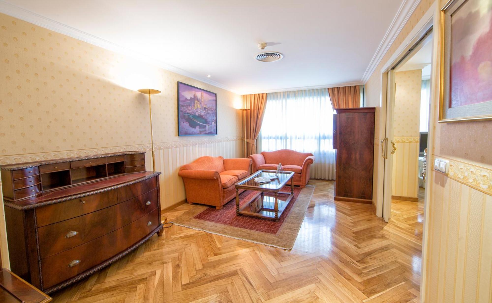 Eurostars Araguaney Hotel Santiago de Compostela Ruang foto A living room in a hotel suite
