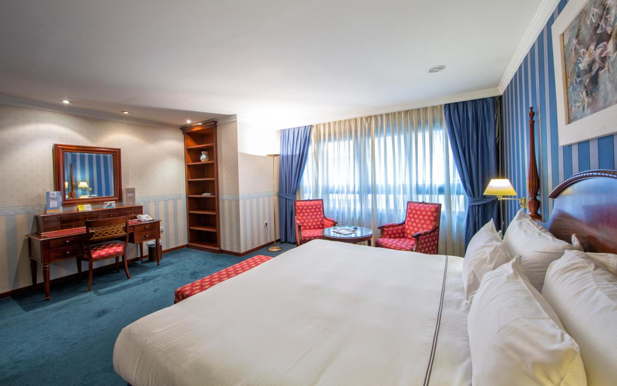 Eurostars Araguaney Hotel Santiago de Compostela Ruang foto A room at the hotel