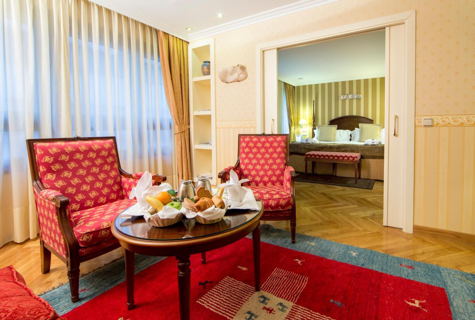 Eurostars Araguaney Hotel Santiago de Compostela Ruang foto A suite at the Hotel de France
